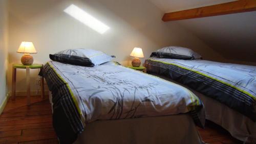 Un pat sau paturi într-o cameră la Chez Louise