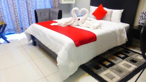 a bedroom with a bed with two rabbits on it at Hotel El Rubi in Huaraz