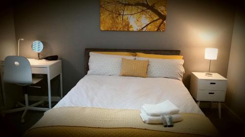 A bed or beds in a room at New Contemporary Flat minutes from Airport & NEC