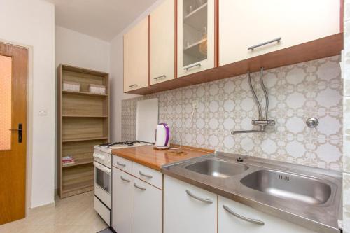 Virtuvė arba virtuvėlė apgyvendinimo įstaigoje Apartments Ivan
