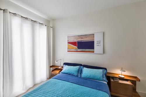 モノーポリにあるCasetta sul mare Bのベッドルーム(青いベッド1台、窓付)