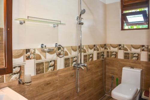 ein Badezimmer mit Dusche und Toilette in der Unterkunft Janu Homestay in Tangalle
