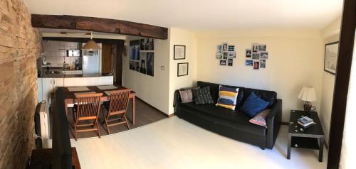 uma sala de estar com um sofá e uma cozinha em Urrondo em Lekeitio