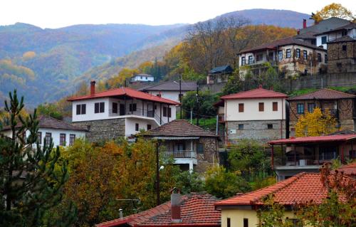 a group of houses with mountains in the background at Mylos in Arkochórion