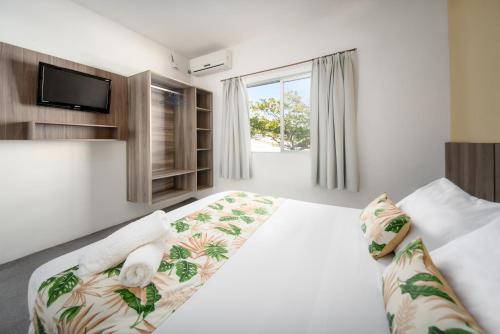 Habitación de hotel con cama y TV en Mar e Mar Florianópolis, en Florianópolis