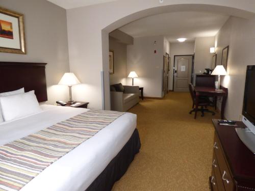 Tempat tidur dalam kamar di Country Inn & Suites by Radisson, Pensacola West, FL
