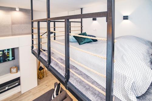 Двухъярусная кровать или двухъярусные кровати в номере Celma Condohotel Old Town Gdańsk