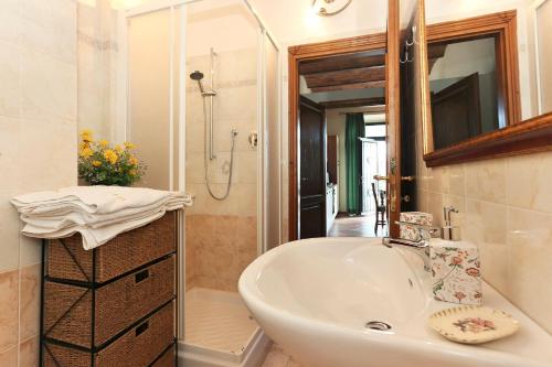 bagno con lavandino e doccia di Casa Vacanze Bellavista a San Casciano in Val di Pesa