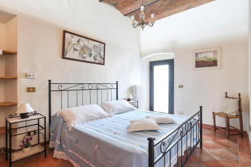 - une chambre avec un grand lit dans l'établissement Casa Vacanze Bellavista, à San Casciano in Val di Pesa