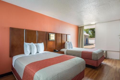 a hotel room with two beds and a window at Motel 6-Van Buren, AR I- 40 in Van Buren