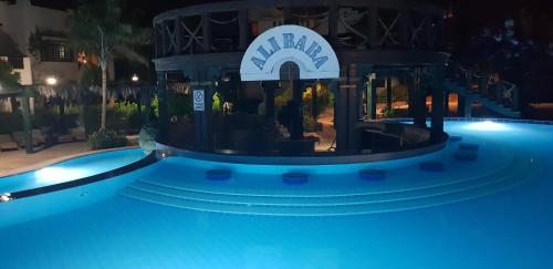 Bazén v ubytování Deluxe Apartment Delta Sharm nebo v jeho okolí