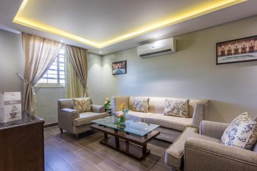 a living room with a couch and chairs and a table at Al Muhaidb Gharnata - Al Malaz in Riyadh
