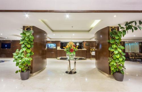 a lobby with a table and some plants at Al Muhaidb Gharnata - Al Malaz in Riyadh