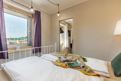 sypialnia z łóżkiem i dużym oknem w obiekcie Casa San Vito w mieście Rijeka