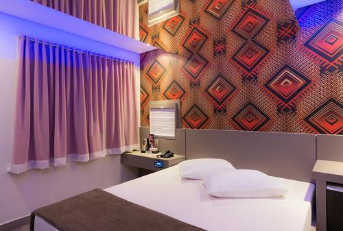 Katil atau katil-katil dalam bilik di Azure Motel (adults only)