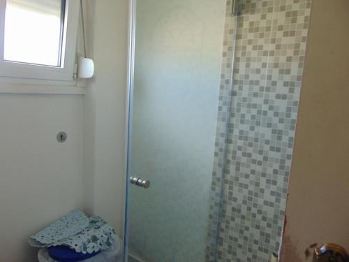 a shower with a glass door in a bathroom at BEM ME QUER 1 in Almada