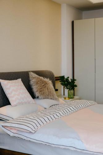 Letto o letti in una camera di Dali lila's house Seaview Guesthouse