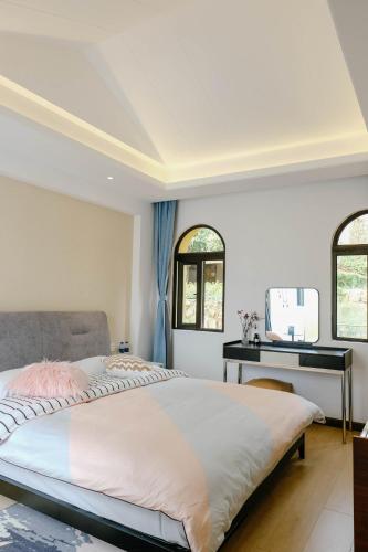 Letto o letti in una camera di Dali lila's house Seaview Guesthouse