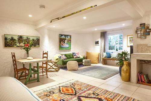 uma sala de estar com um sofá e uma mesa em kookaburra Down Under Coogee Beach em Sydney