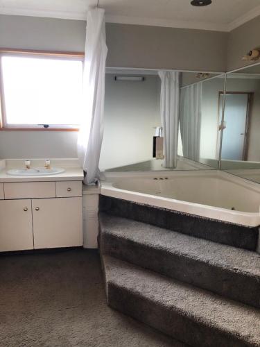 Phòng tắm tại Lilybrook Motel