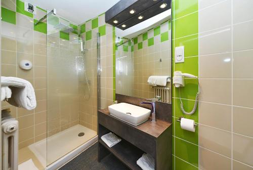 Vonios kambarys apgyvendinimo įstaigoje Hôtel Concorde - Rodez Centre Ville