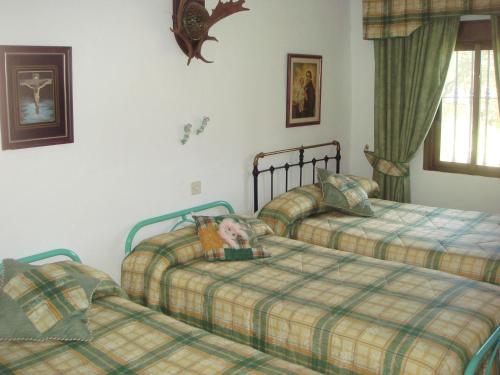 安杜哈爾的住宿－聖何塞酒店，一间卧室配有两张床,床上有一个娃娃