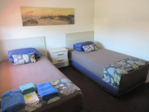 Ένα ή περισσότερα κρεβάτια σε δωμάτιο στο Dampier Mermaid Hotel Karratha