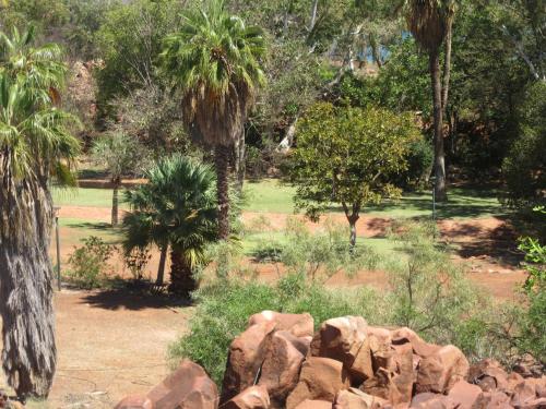 Κήπος έξω από το Dampier Mermaid Hotel Karratha