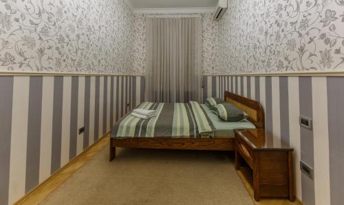 Una cama o camas en una habitación de Huge 3 Bedroom Apartment Next to Gulliver & Synagogue