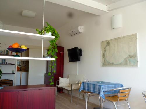 斯廷蒂諾的住宿－Domo Sul Porto，客厅配有桌椅