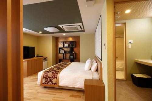 A bed or beds in a room at Nagomi Hotel Nippori