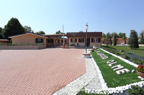 Κήπος έξω από το Villaggio Olmè