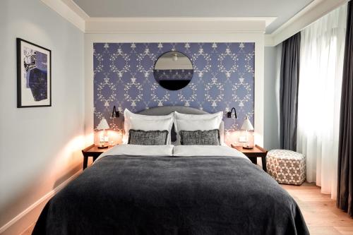 a bedroom with a large bed with a blue wall at TORTUE HAMBURG - Schöner als die Fantasie in Hamburg