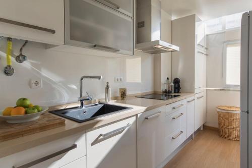Belem 2BR with Balcony & City Views by LovelyStay