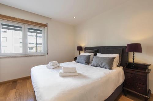 Belem 2BR with Balcony & City Views by LovelyStay