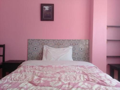 Tempat tidur dalam kamar di Hôtel La Corniche