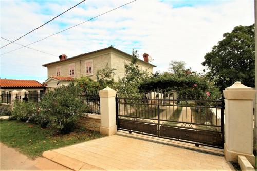 Apartment Marija Kaštelir – Photos 2