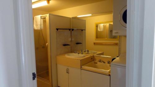 Vonios kambarys apgyvendinimo įstaigoje Quarterdeck Apartments