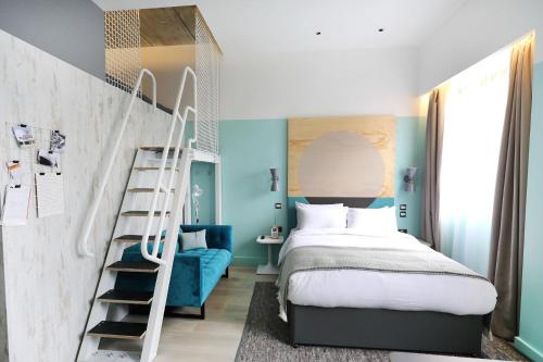 room2 Southampton Hometel tesisinde bir odada yatak veya yataklar