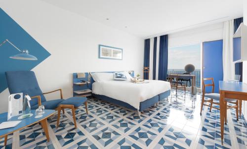 a hotel room with a bed and a table and chairs at Parco dei Principi in Sorrento