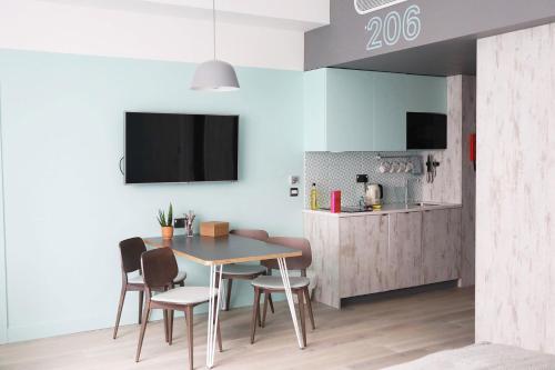 a kitchen and dining room with a table and chairs at room2 Southampton Hometel in Southampton