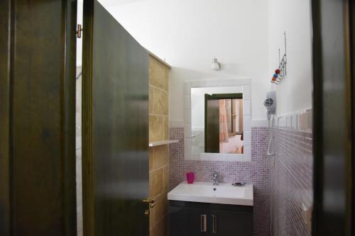 ガラトーネにあるLa Casa Maluのバスルーム(洗面台、鏡付)