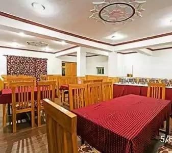 Vamoose Layul في ليه: غرفة طعام مع طاولة حمراء وكراسي