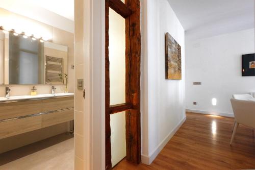 マドリードにあるMadrid Centric by Madflats Collectionのバスルーム(木製のドア、シンク付)
