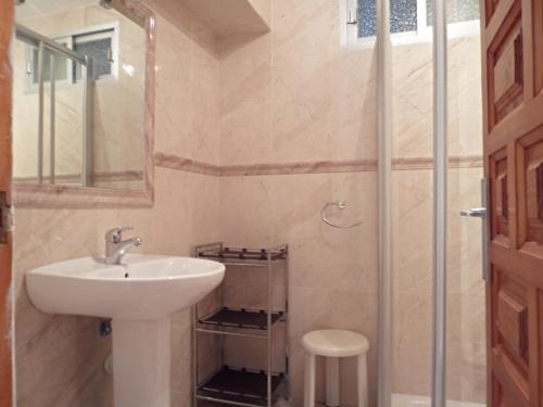 ネルハにあるACAPULCO PLAYA 7 MENYBERのバスルーム(シンク、シャワー付)