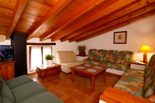 - un salon avec un canapé et une table dans l'établissement Casa Rural Mas de Sant Pau - Turistrat., à Albocácer