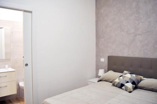 um quarto com uma cama grande e uma casa de banho em RomAmourHouse em Roma