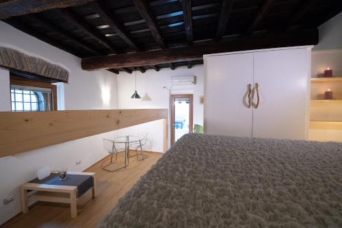 - une chambre avec un grand lit et une table dans l'établissement San Clemente Holiday House, à Bracciano