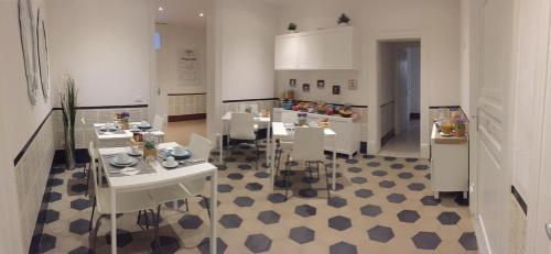 En restaurant eller et andet spisested på L'Opera Buffa