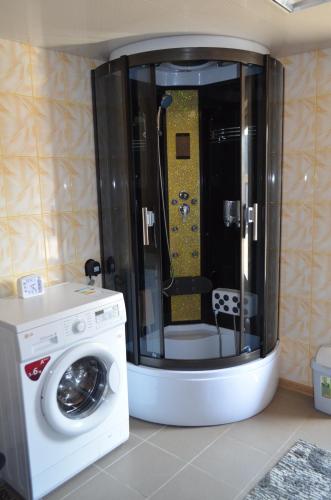 uma máquina de lavar roupa na casa de banho com uma máquina de lavar roupa em Ziedu pasaule em Kraslava